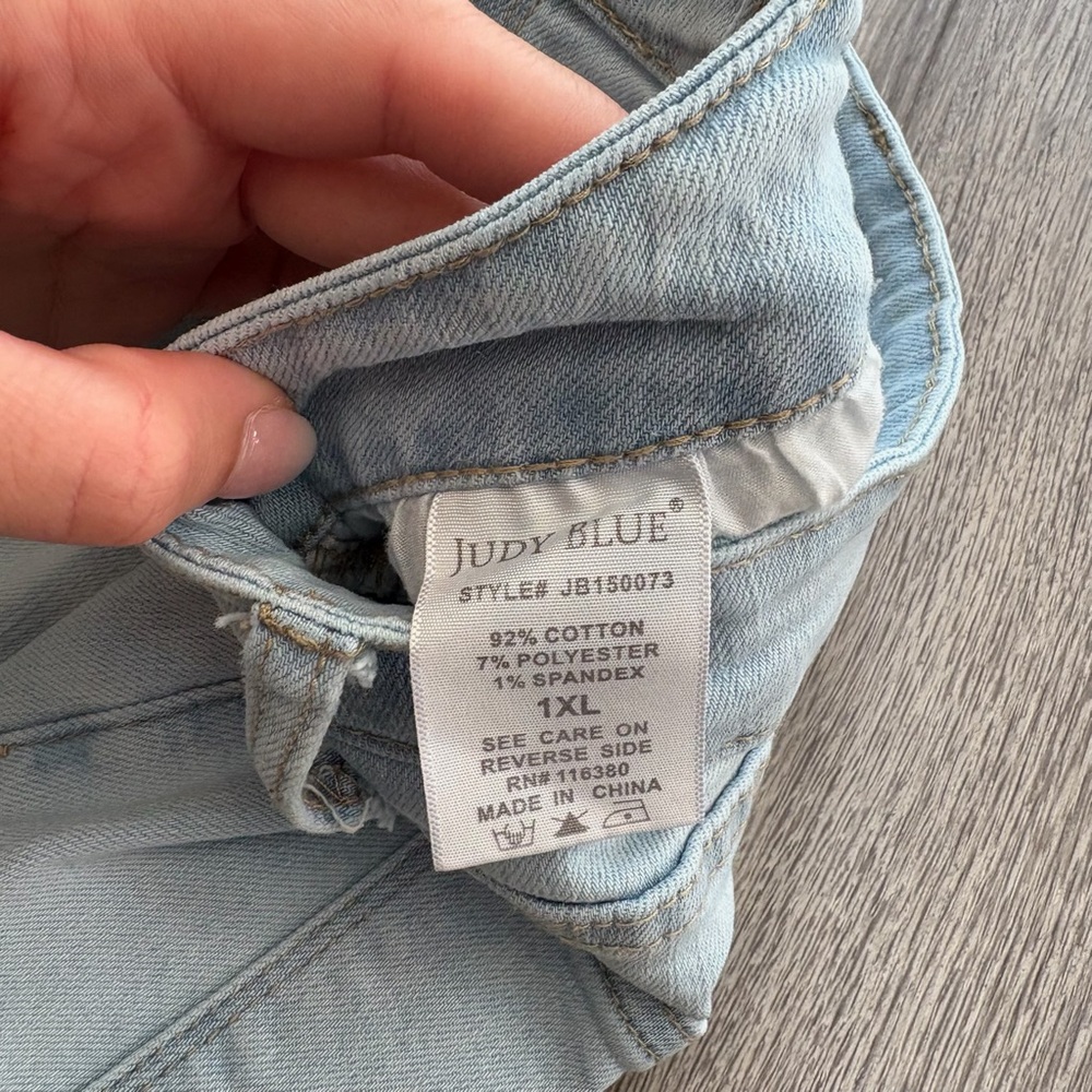 Judy Blue Size 1XL Light Wash Distressed Denim Shorts Frayed Hem High Rise - Picture 4 of 7